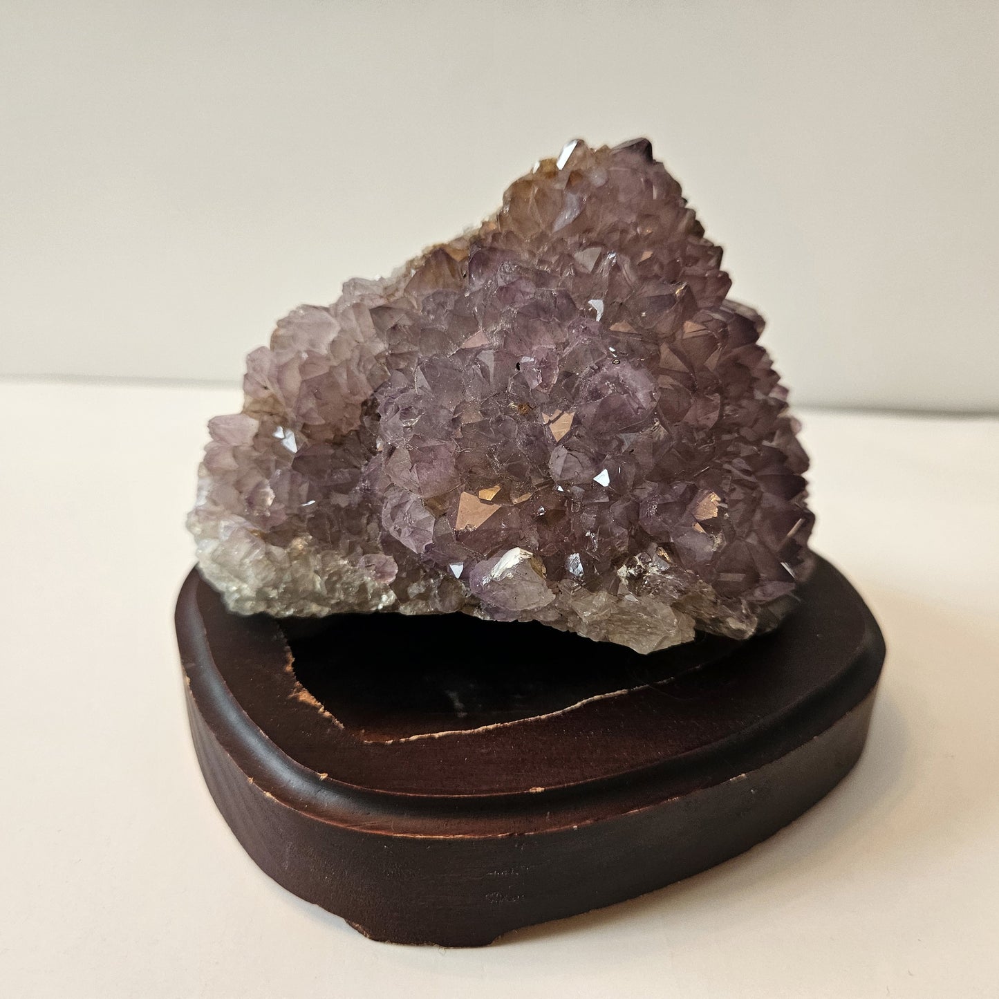 Druse d’améthyste triangulaire