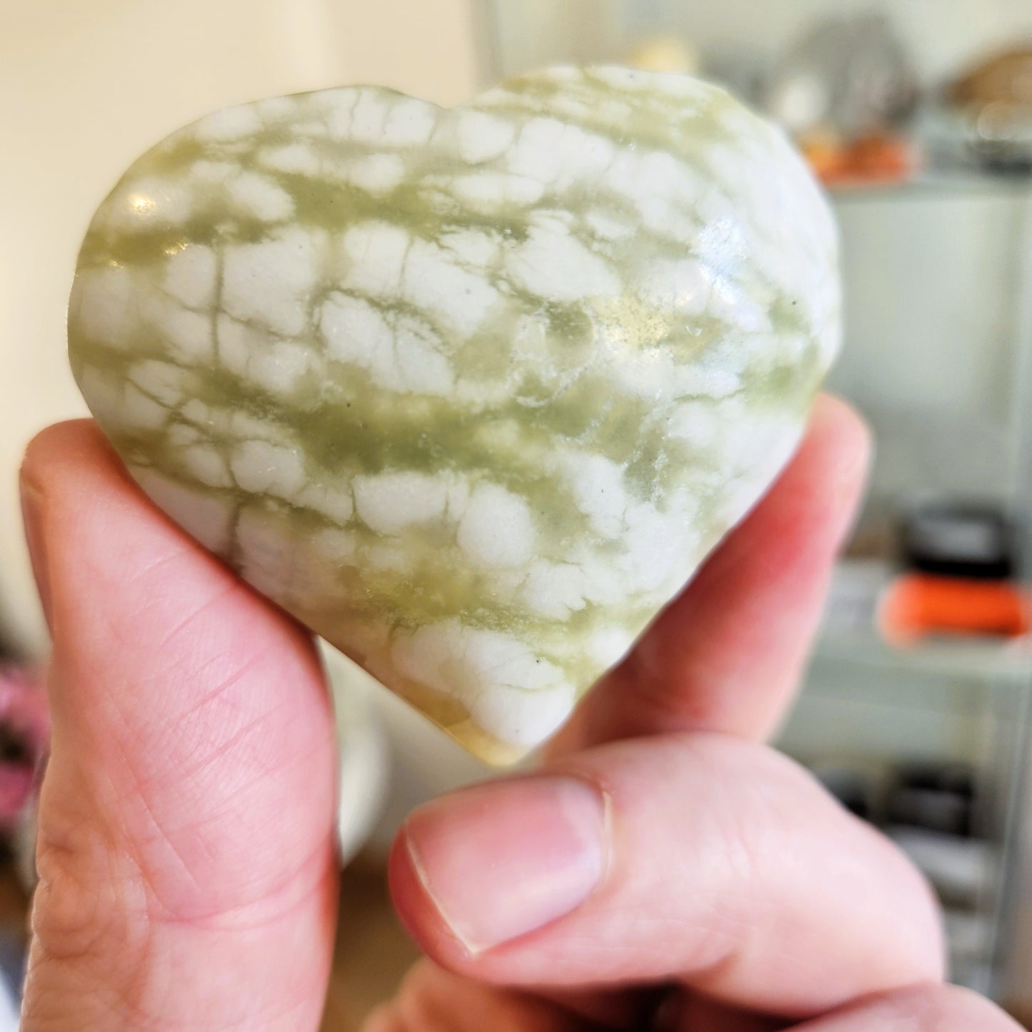 Prehnite en forme de coeur