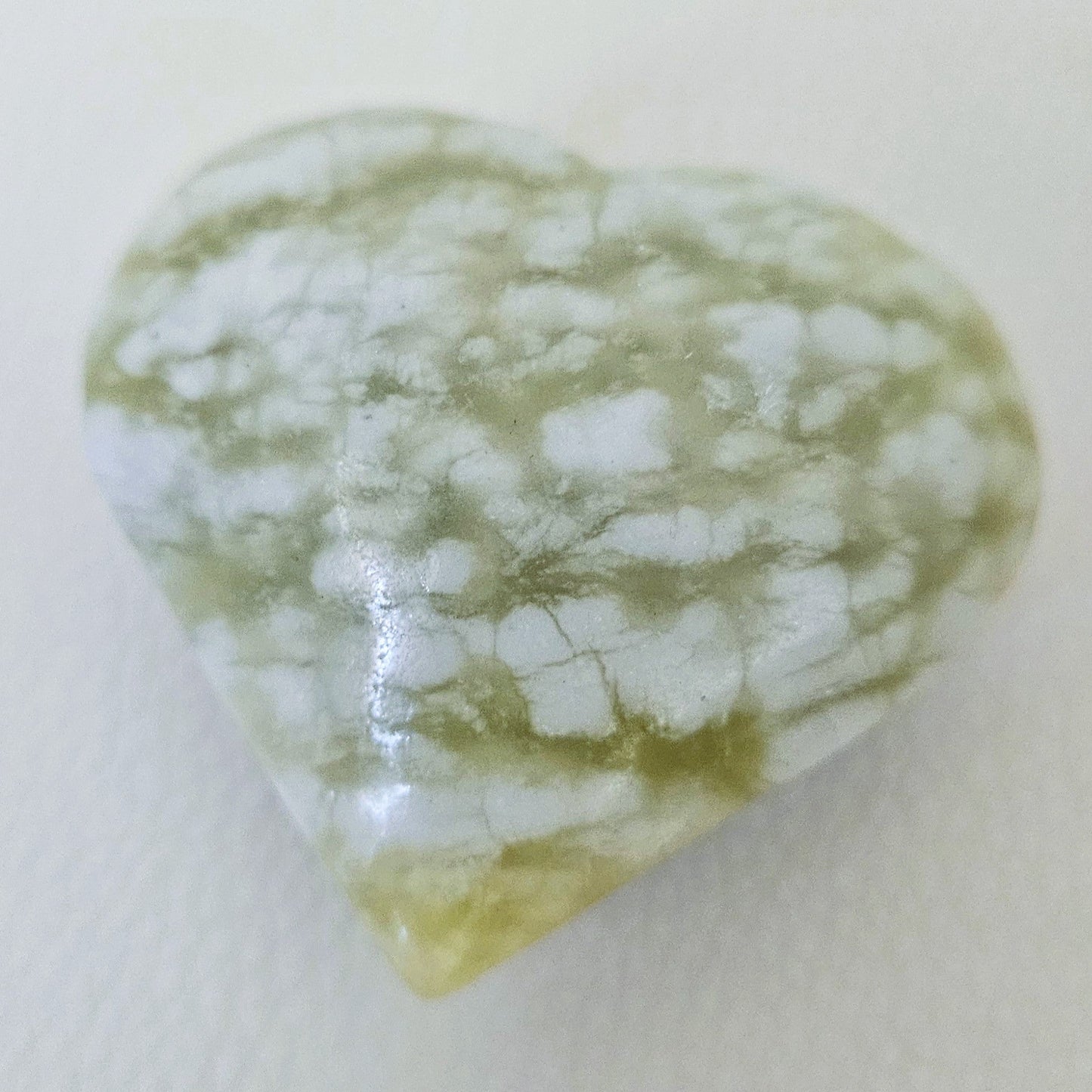 Prehnite en forme de coeur