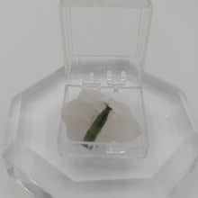 Charger l&#39;image dans la galerie, Tourmaline verte sur quartz