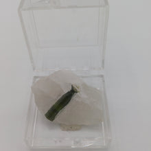 Charger l&#39;image dans la galerie, Tourmaline verte sur quartz