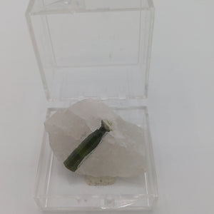 Tourmaline verte sur quartz