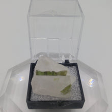 Charger l&#39;image dans la galerie, Tourmaline verte sur quartz