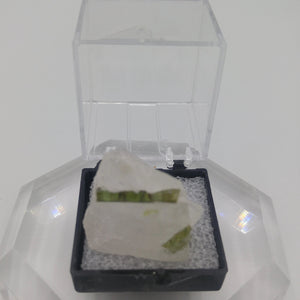 Tourmaline verte sur quartz