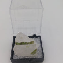 Charger l&#39;image dans la galerie, Tourmaline verte sur quartz