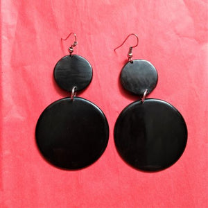 Boucle d’oreille noire en corne